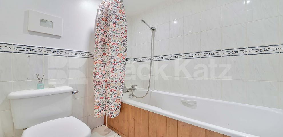 			LET , 2 Bedroom, 1 bath, 1 reception Apartment			 Hunter Court, Herbert Mews, Brixton 